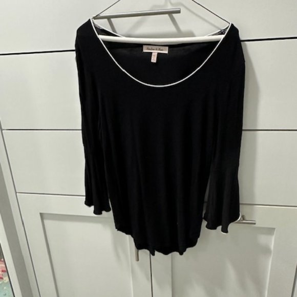 Black & White Top Flared Sleeves - Picture 3 of 7